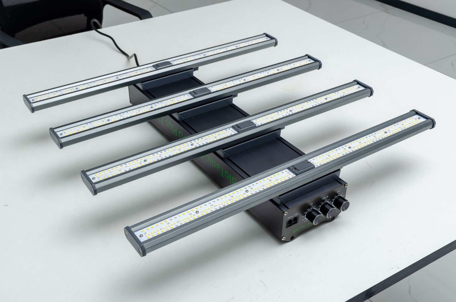 BioTanic-Pro EVO Plus 320 Speziell für die Medizinische Herstellung Entwickelt, 3 Kanal für jede Phase der Pflanze das Perfekte Spektrum,  komplett Ausgerüstet mit echten Samsung 301H EVO 3.1μmol/J Maße 60cm x 60cm