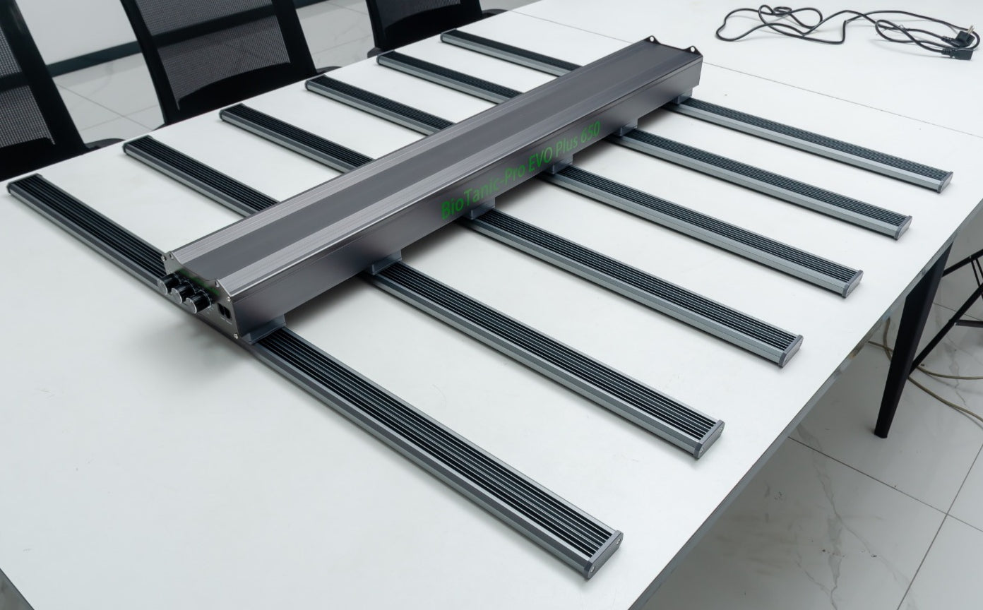 BioTanic-Pro EVO Plus 650 Speziell für die Medizinische Herstellung Entwickelt, 3 Kanal für jede Phase der Pflanze das Perfekte Spektrum, komplett Ausgerüstet mit echten Samsung 301H EVO 3.1μmol/J Maße 110cm x 109cm