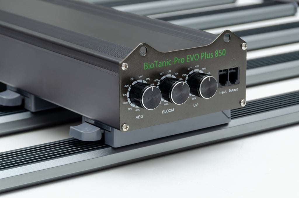 BioTanic-Pro EVO Plus 850 Speziell für die Medizinische Herstellung Entwickelt, 3 Kanal für jede Phase der Pflanze das Perfekte Spektrum, komplett Ausgerüstet mit echten Samsung 301H EVO 3.1μmol/J Maße 110cm x 109cm