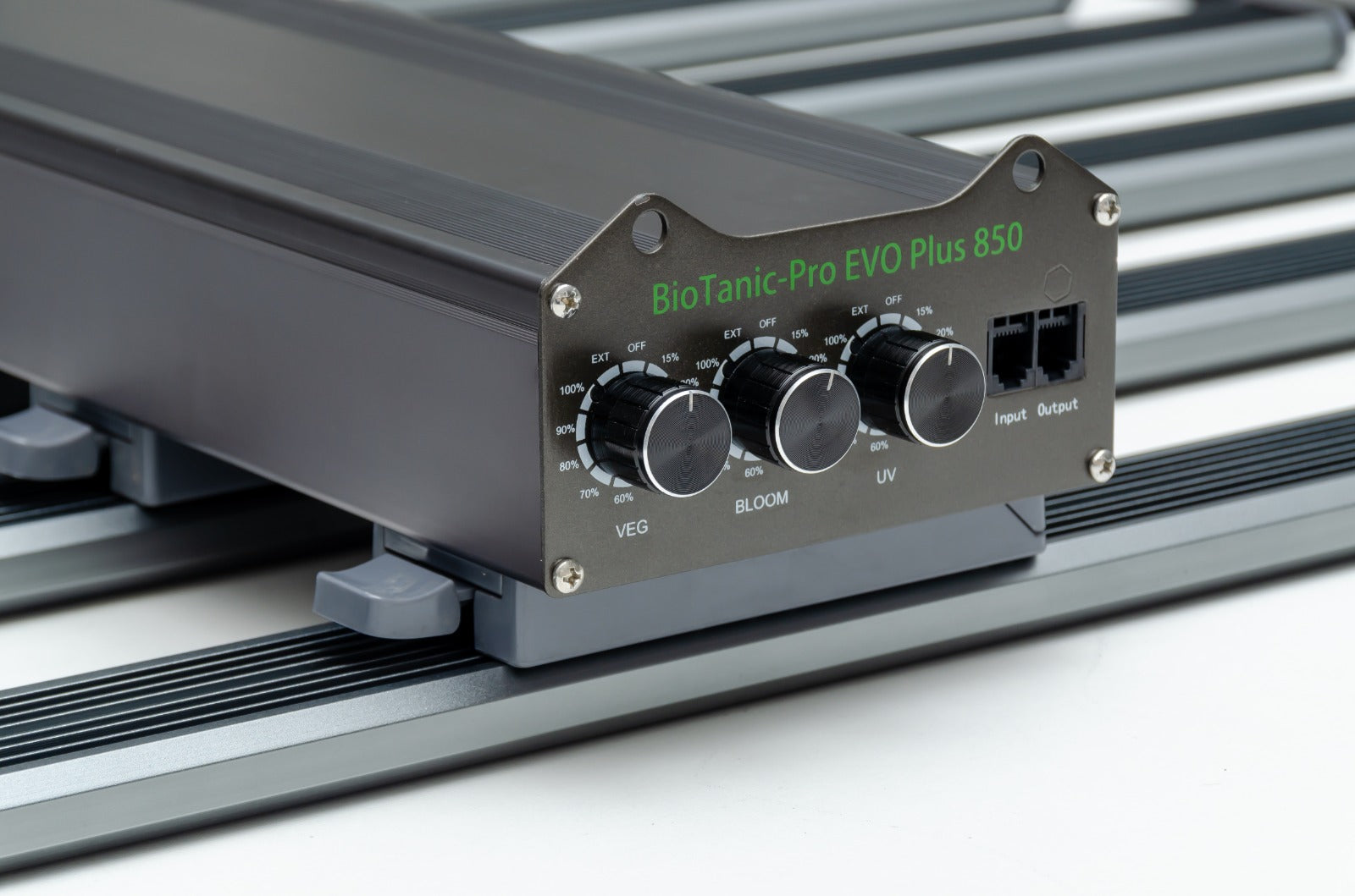 BioTanic-Pro EVO Plus 850 Speziell für die Medizinische Herstellung Entwickelt, 3 Kanal für jede Phase der Pflanze das Perfekte Spektrum, komplett Ausgerüstet mit echten Samsung 301H EVO 3.1μmol/J Maße 110cm x 109cm