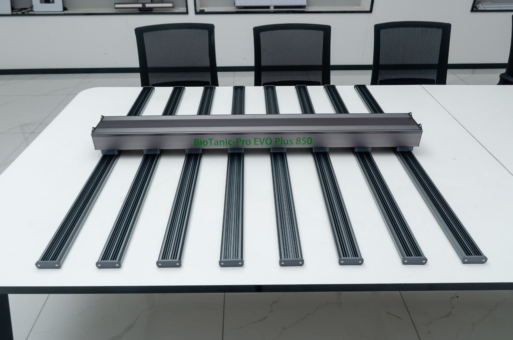 BioTanic-Pro EVO Plus 850 Speziell für die Medizinische Herstellung Entwickelt, 3 Kanal für jede Phase der Pflanze das Perfekte Spektrum, komplett Ausgerüstet mit echten Samsung 301H EVO 3.1μmol/J Maße 110cm x 109cm